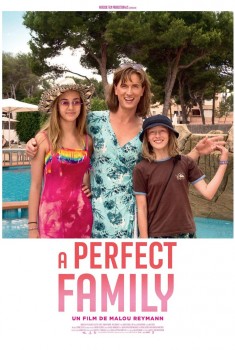 Смотреть трейлер A Perfect Family (2020)