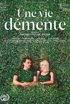 Смотреть трейлер Une vie démente (2021)